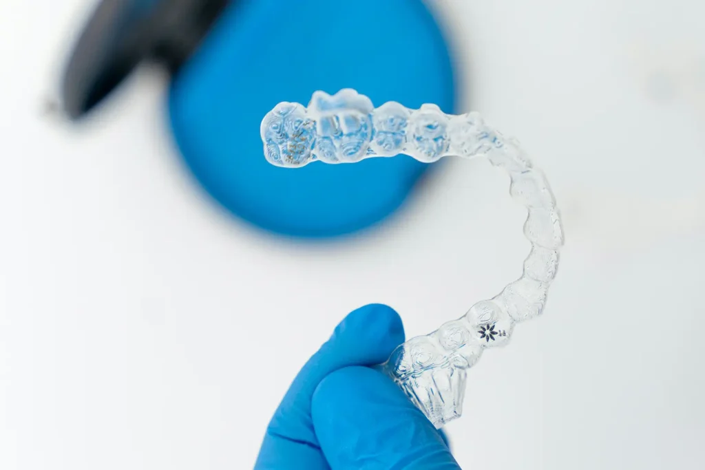 Tandlæge forklarer en tydelig behandlingsplan for aligner